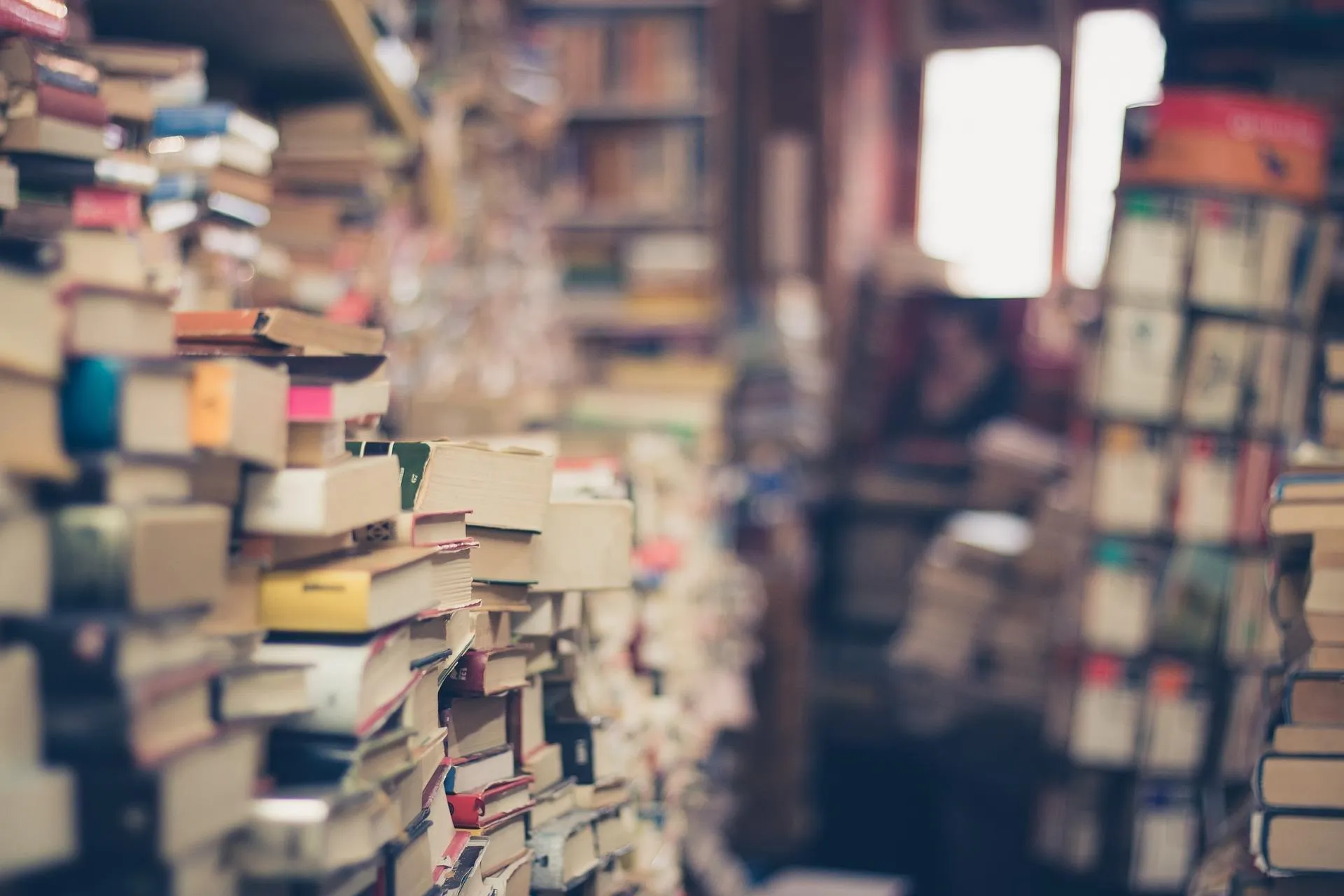 Bücher auf einem Schreibtisch