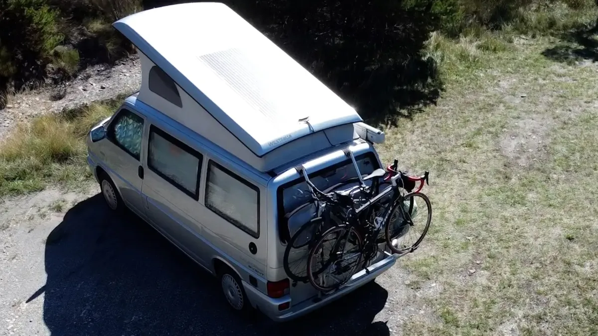 Unser VW T4 California von oben, mit Fahrrädern am Heck